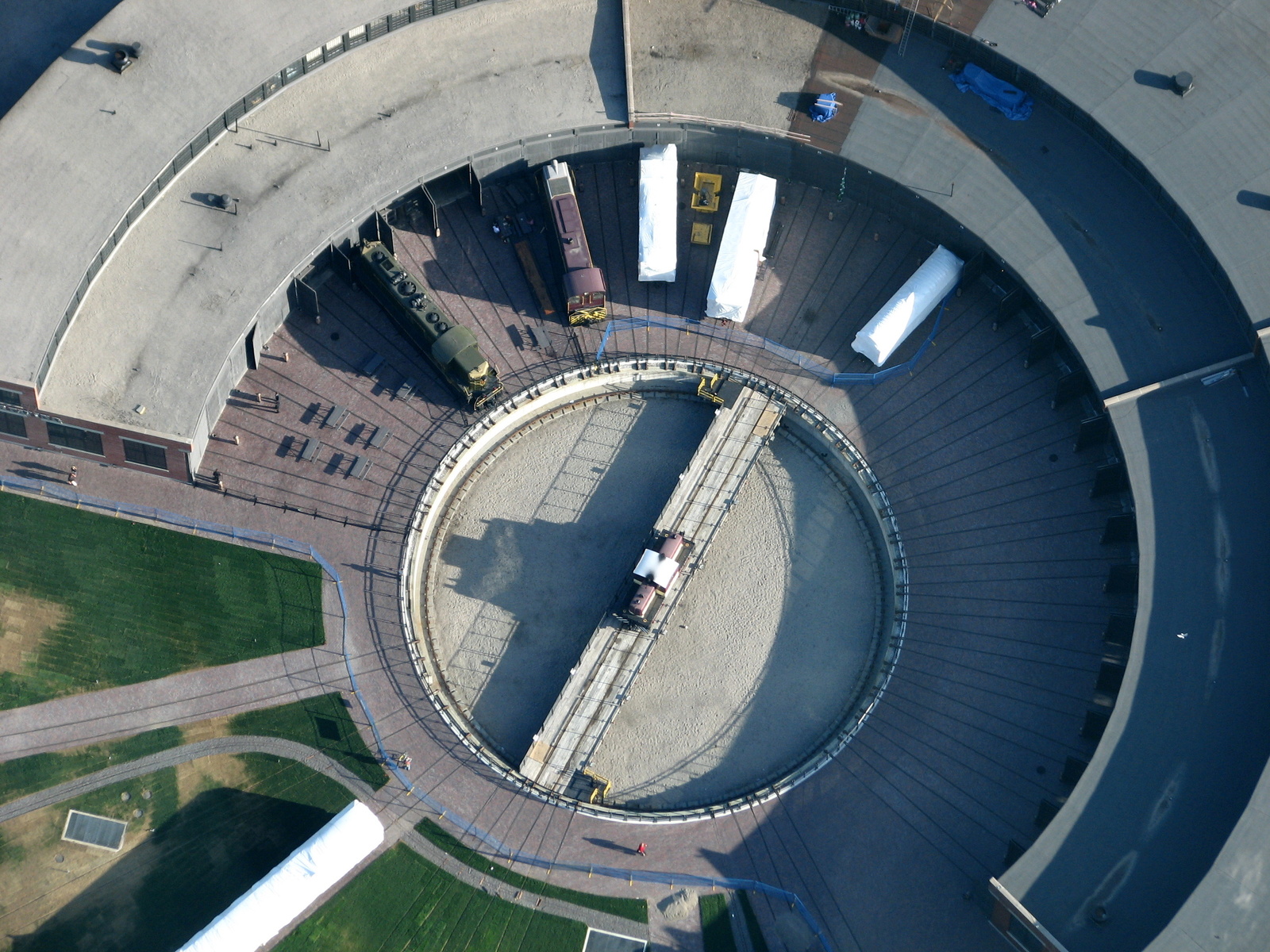 Rail_turntable_viewed_from_the_CN_Tower.jpg