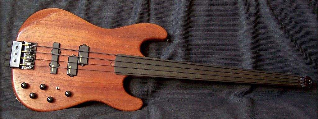rockinger_headless_fretless.JPG