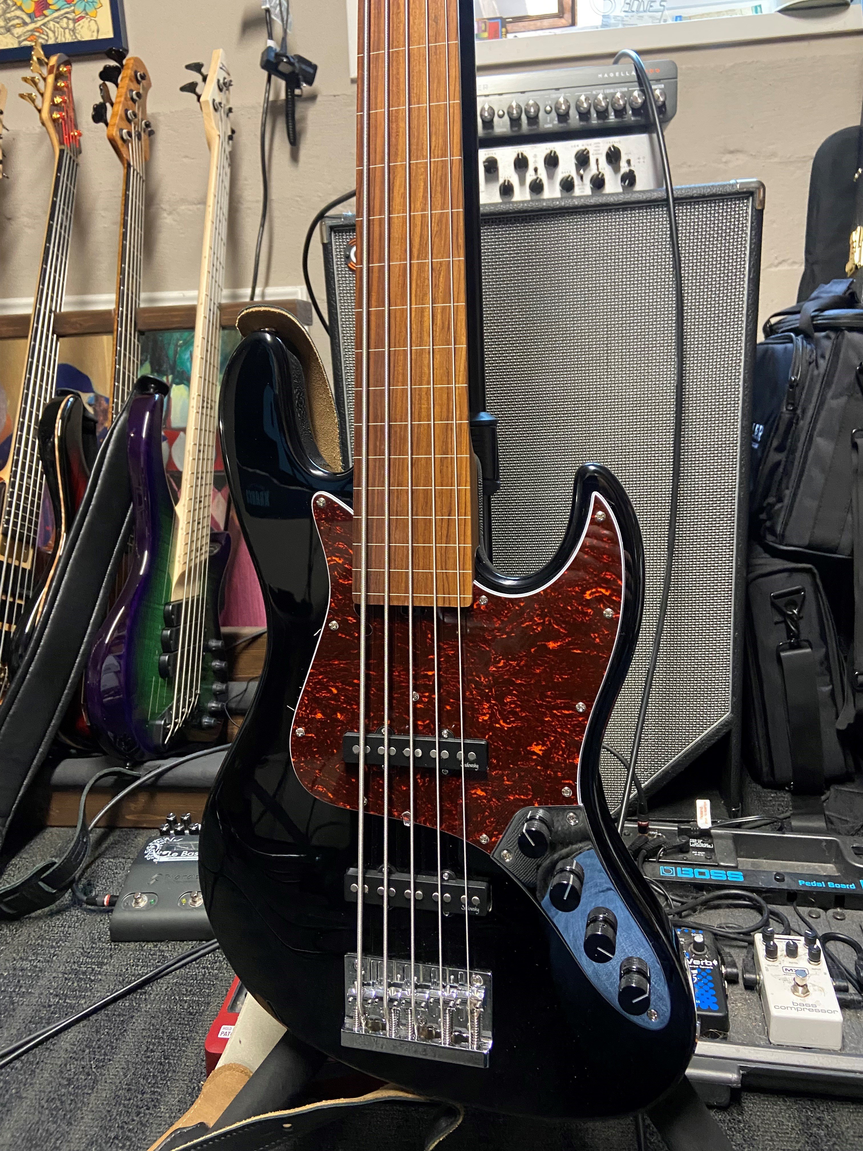 Sadowsky Fretless.jpg