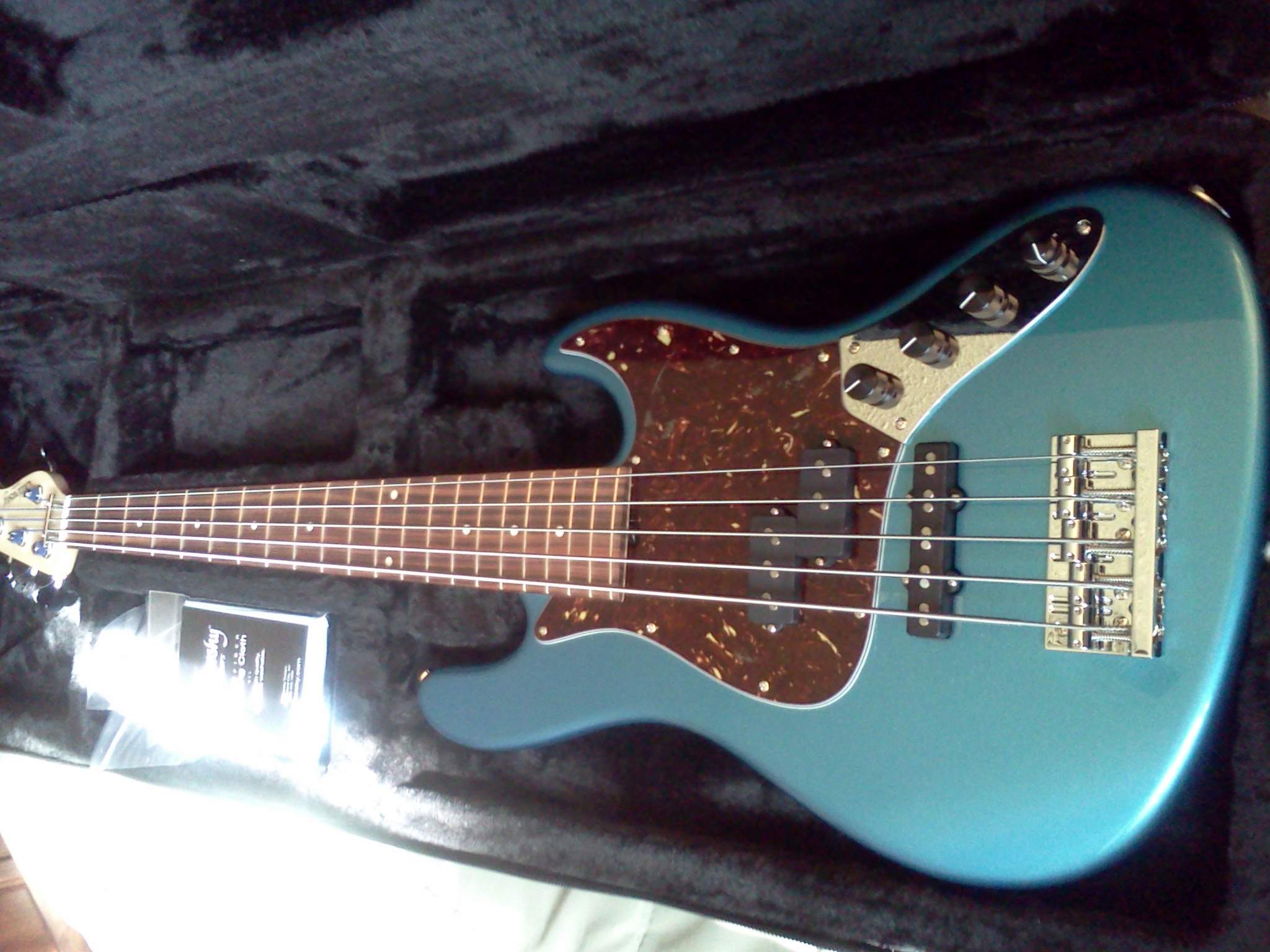 Sadowsky In Ultralight Case2.jpg