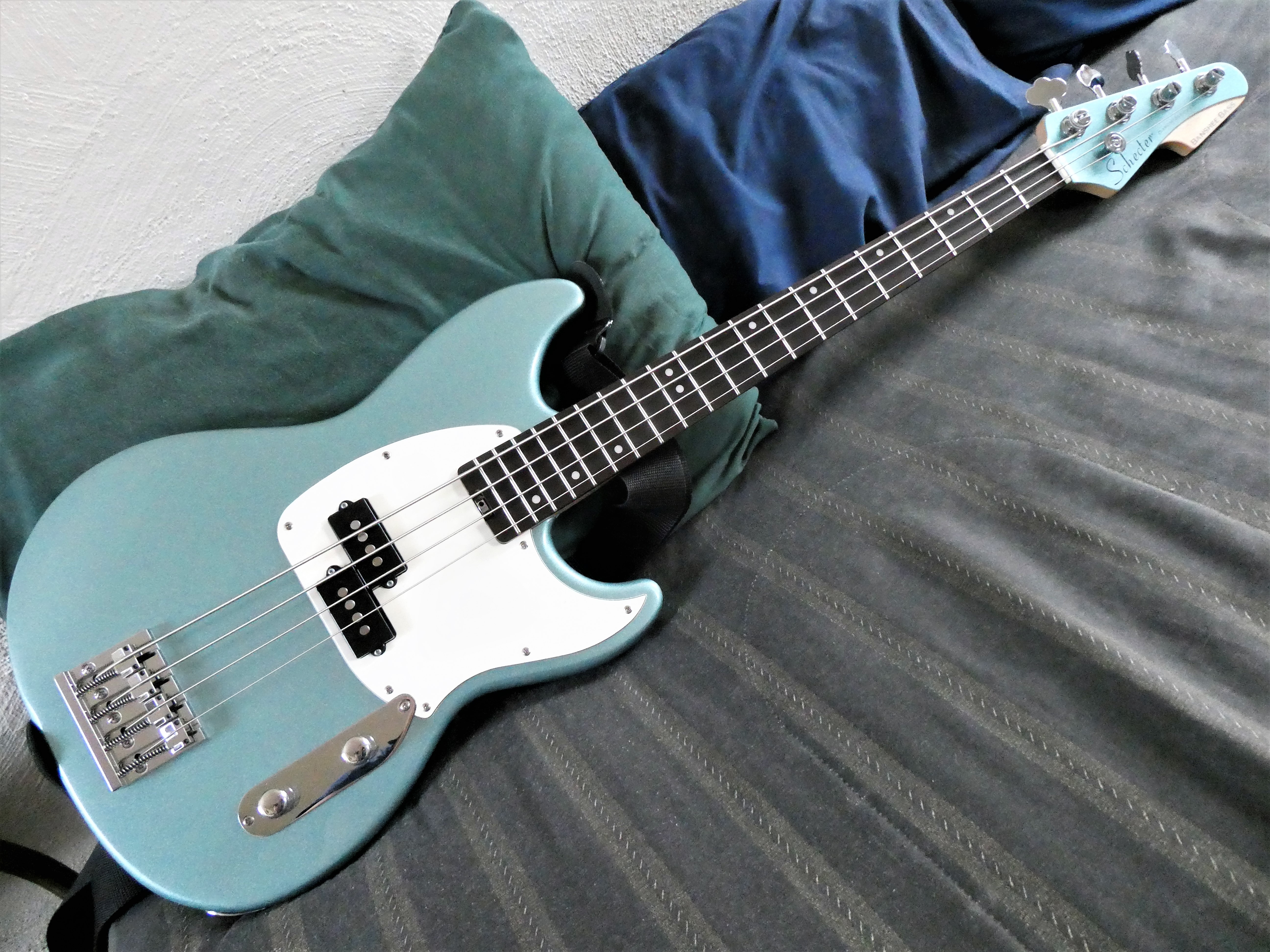 Schecter Banshee Bass (4).JPG