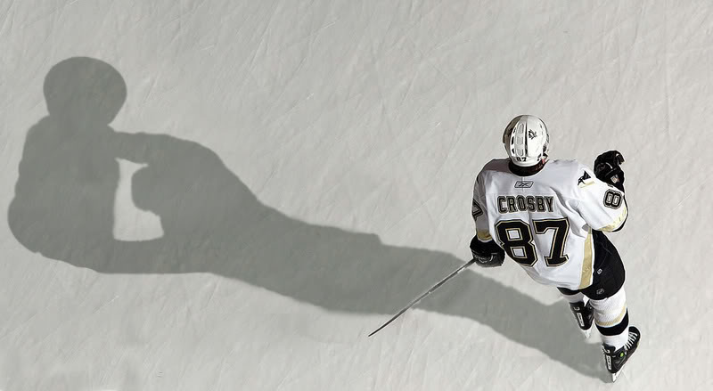 SidneyCrosbyskatingwithStanleyCupin.jpg