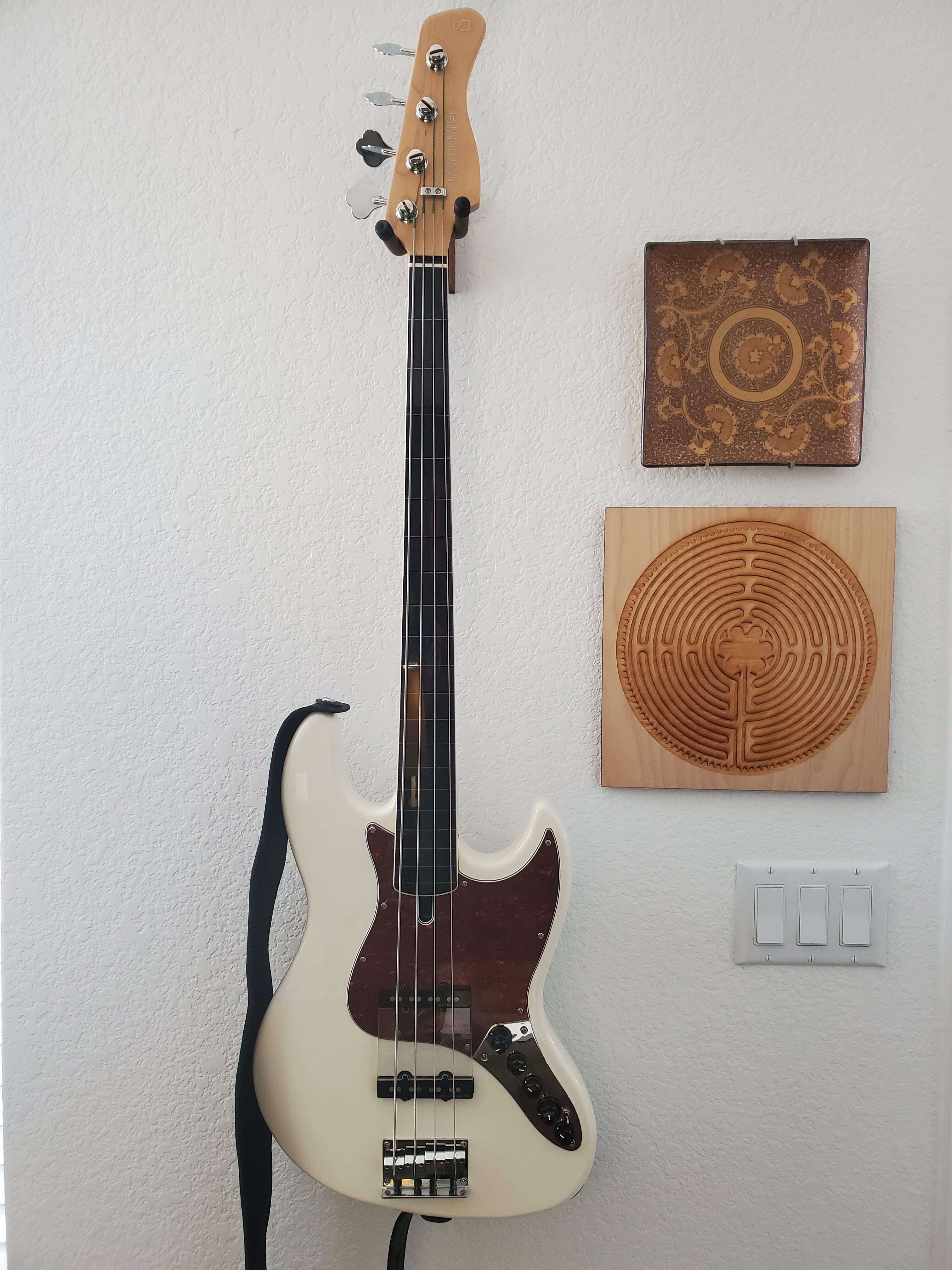 SireV7Fretless.jpg