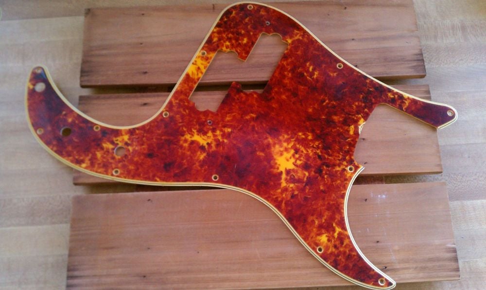 spitfire-tortoiseshell-pickguard-precision-bass1.jpg