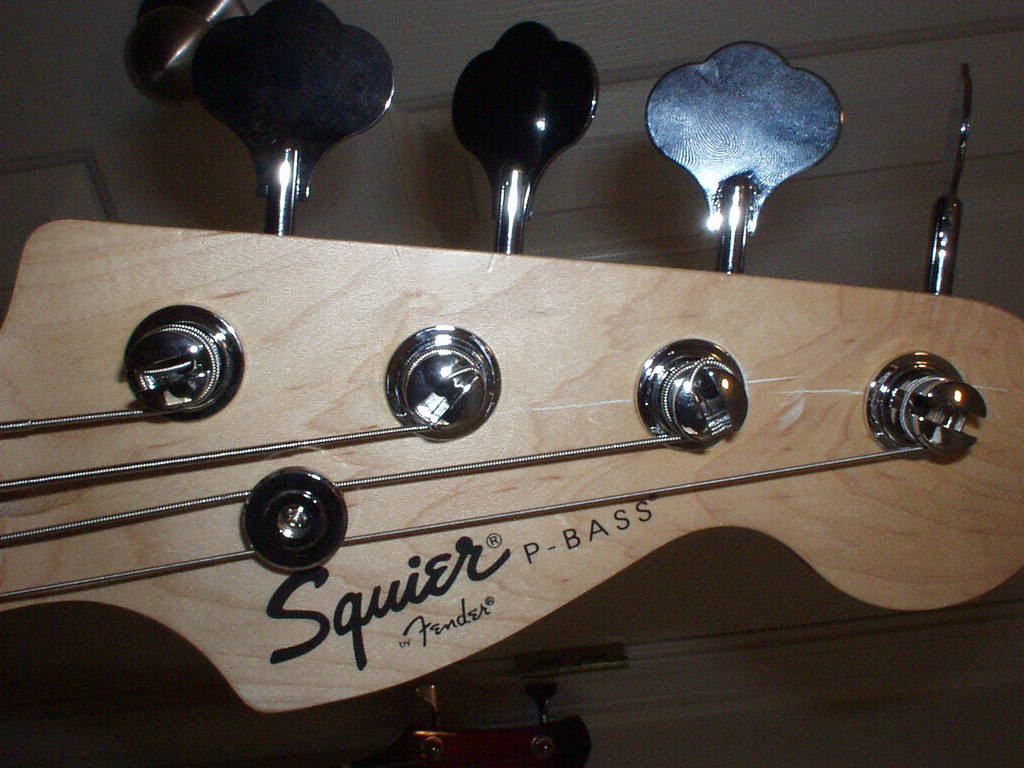 SquierBass001-1.jpg