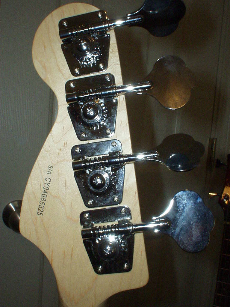 SquierBass002.jpg