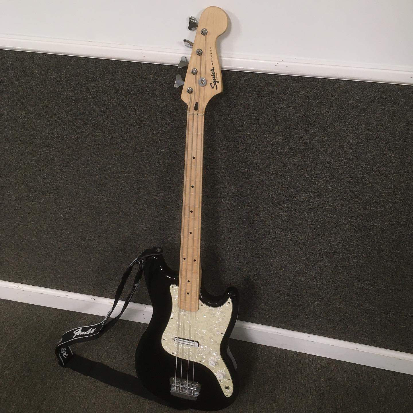 SquierBroncoBassFretless1.jpg