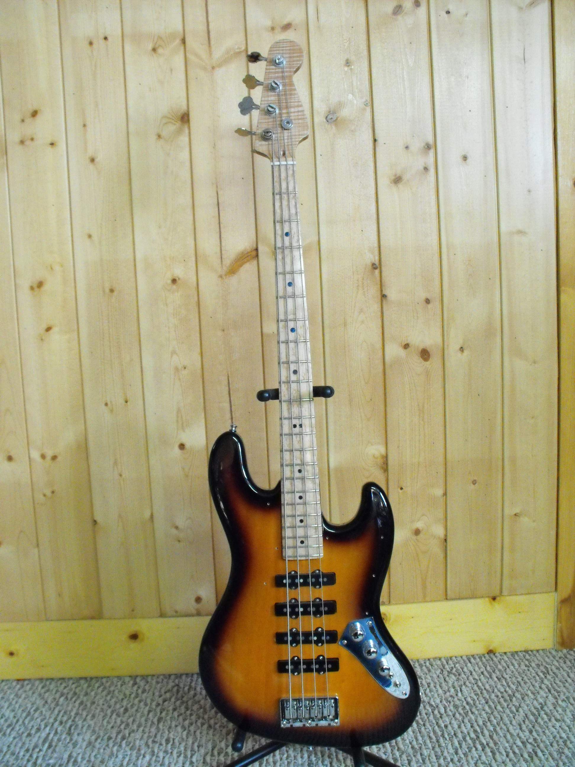 SquierJazz4_210109_001.JPG