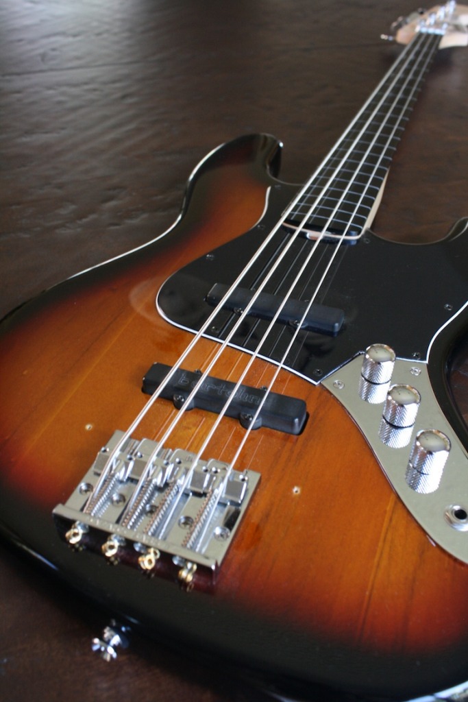 SquierVMFretless.jpg