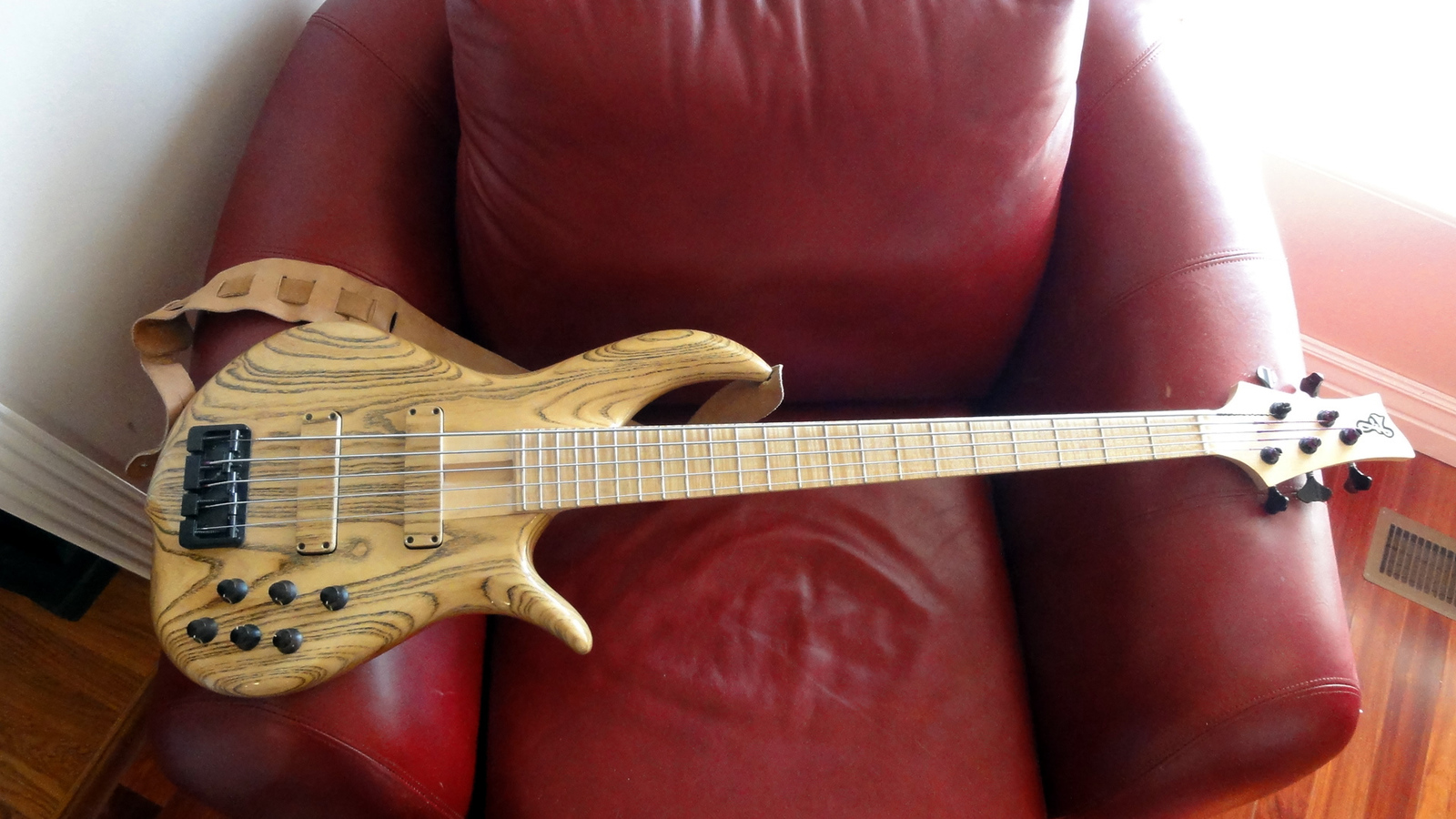 Tom7_Fbass_BN5_01.jpg