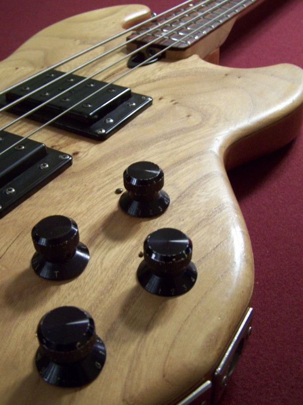 WalBass1981012.jpg