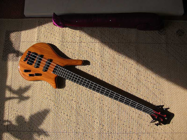 warwick_thumb_cs_walnut_on_rug.jpg