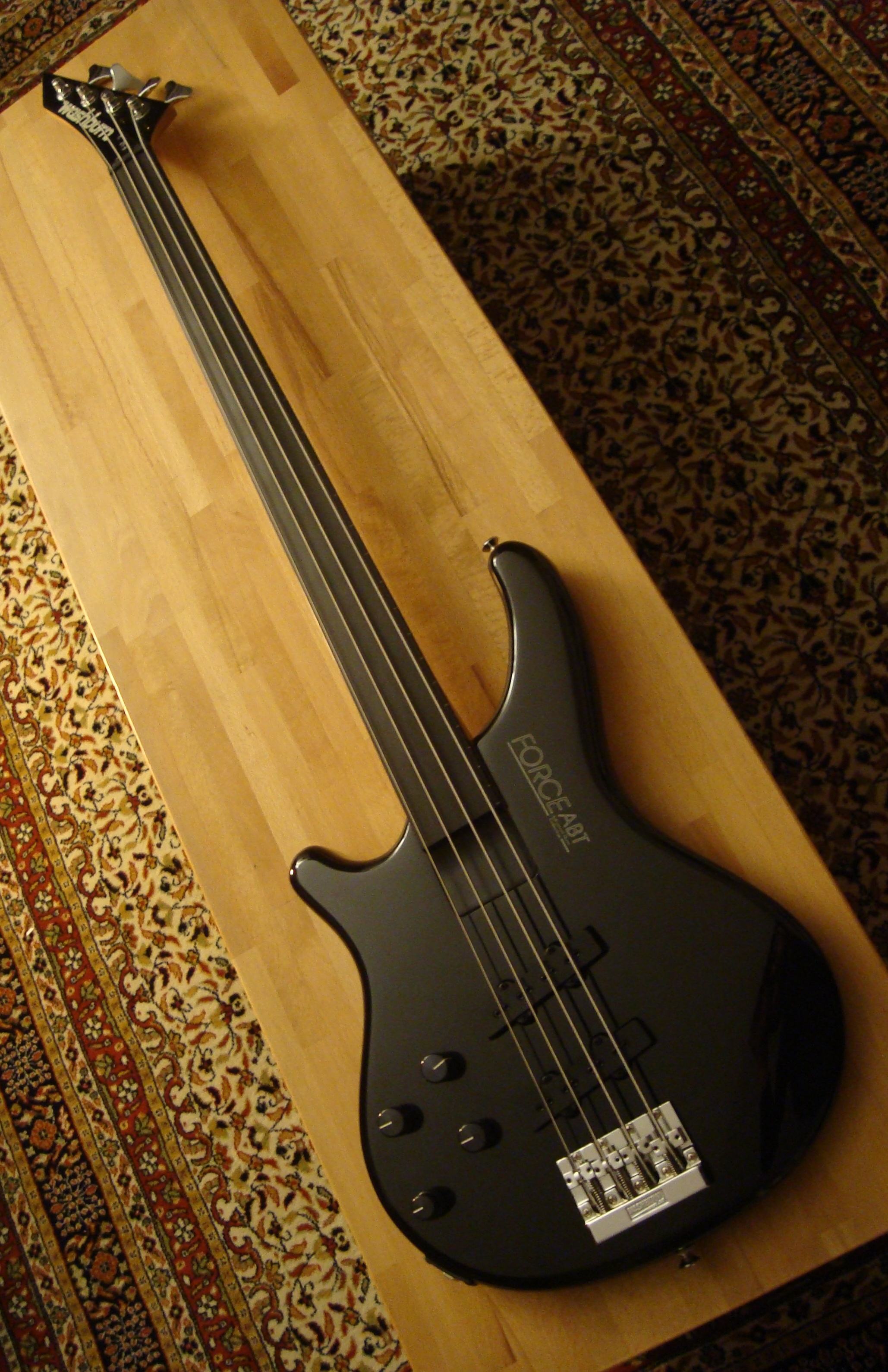 Washburn Force ABT B-10 Fretless 01.jpeg