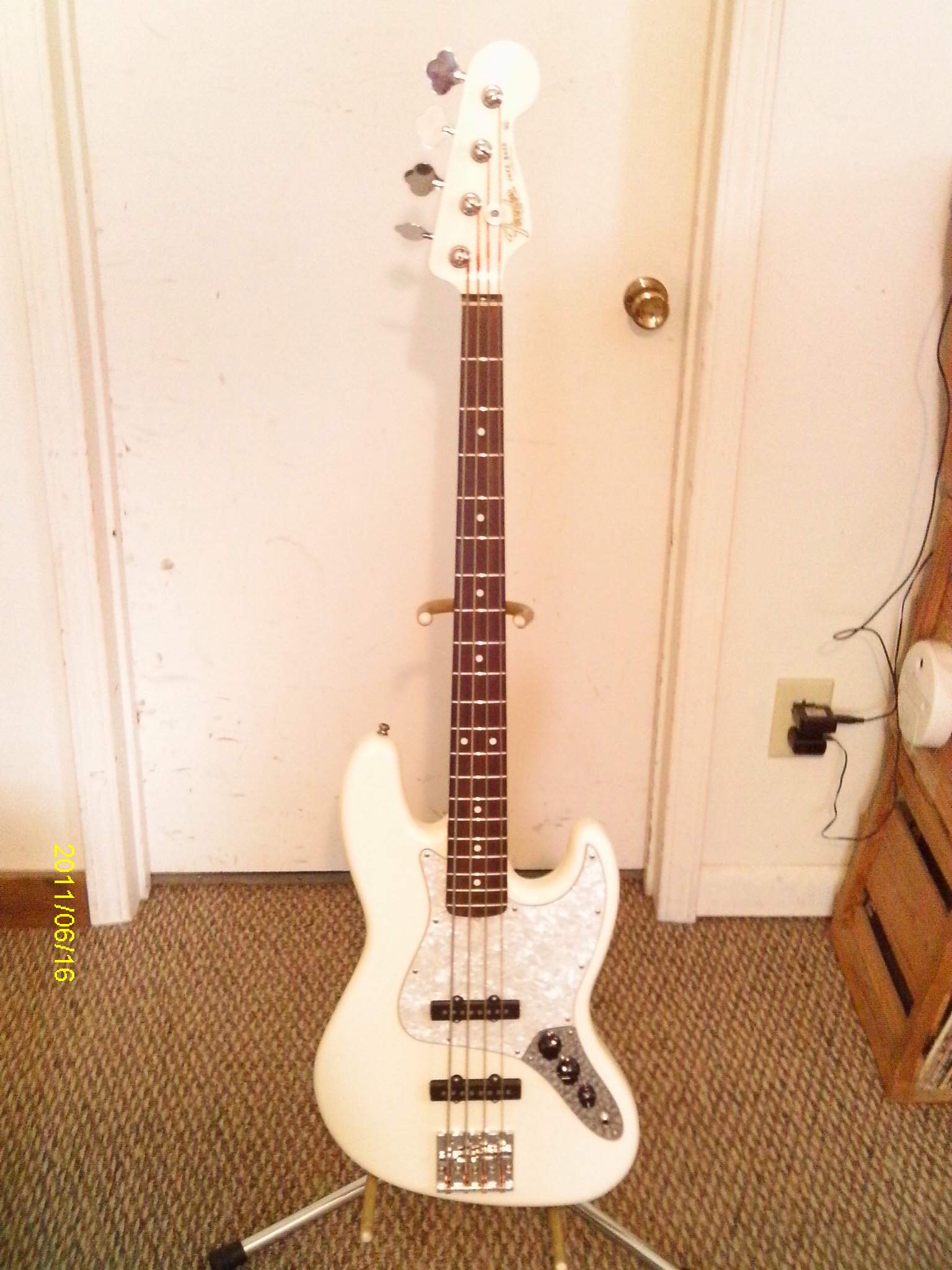 White Fender Jazz.JPG