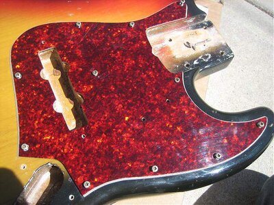 pickguard 73 jazz.jpg