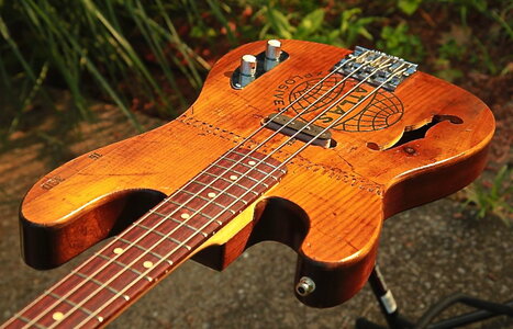 GroveGuitarsFreekbass51P_ANGL1_zpsppzvxcll.jpg
