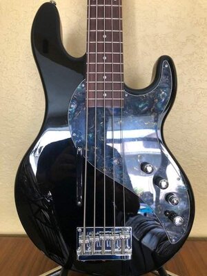Variax 705 Body closeup view.jpg