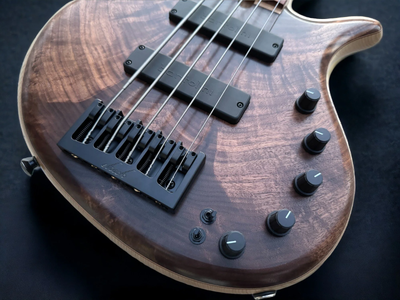 Elrick+EVO+5+Figured+Walnut++FRONT+CLOSEUP-Photoroom.png