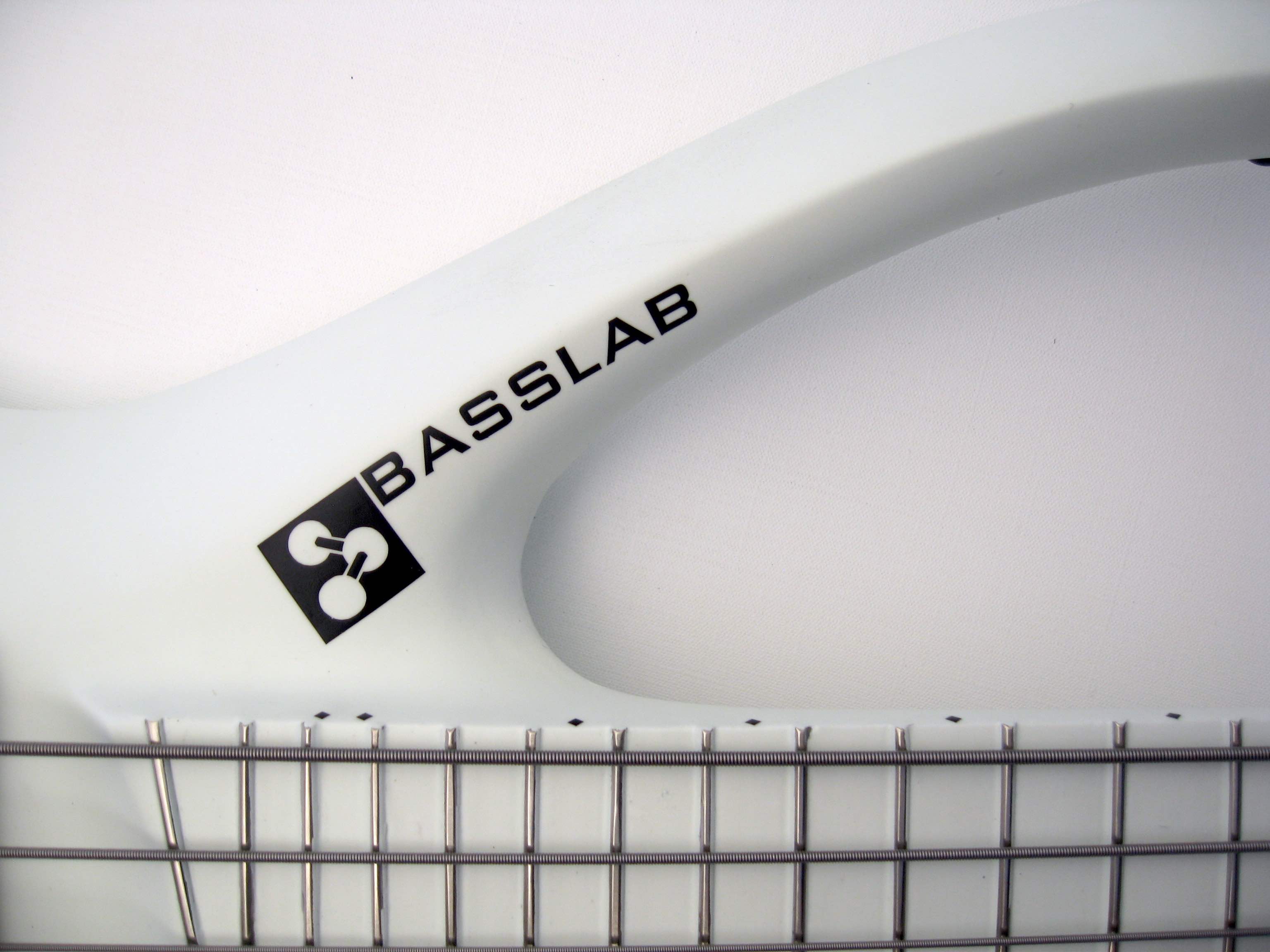 l-bow-iv_wht_lace_bd3.jpg