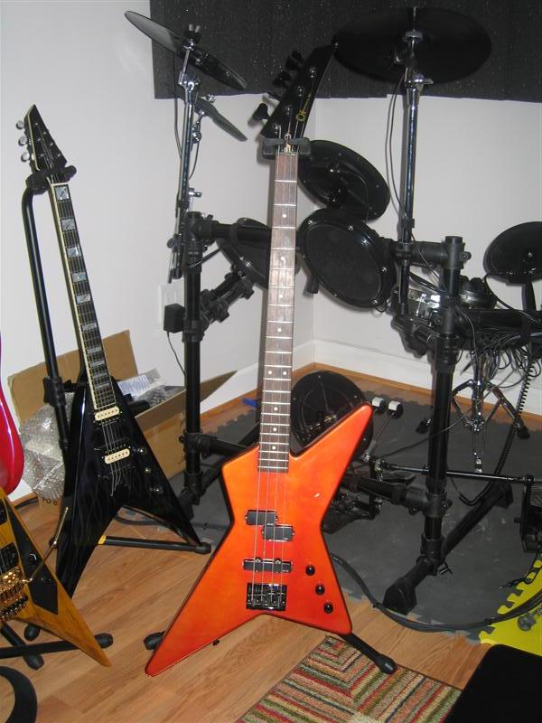 charvelstarbass1.jpg