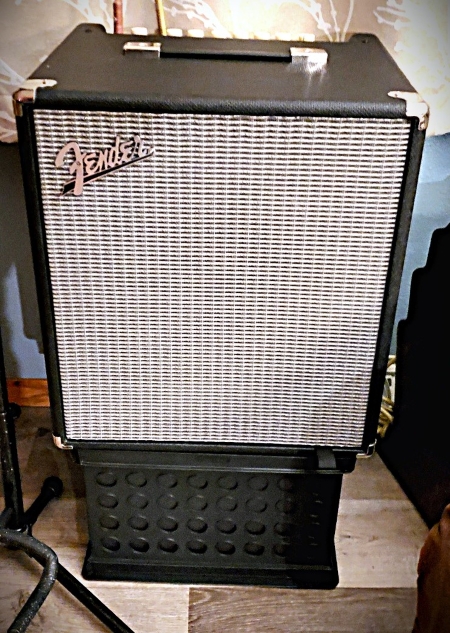 Fender-Rumble-stand.jpg