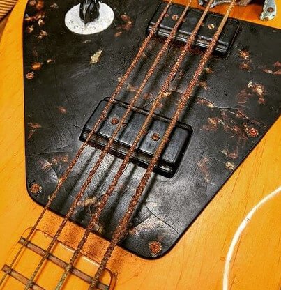 guitar-string-discoloration.jpg