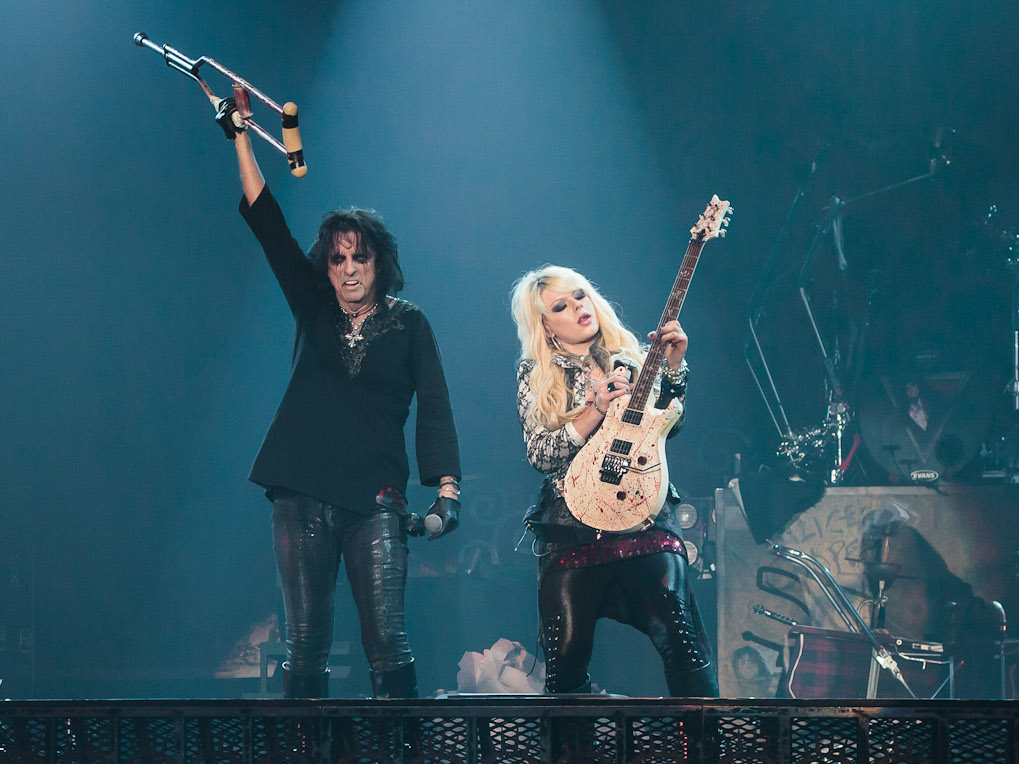 Alice_Cooper_and_Orianthi_2012-10-28.jpg