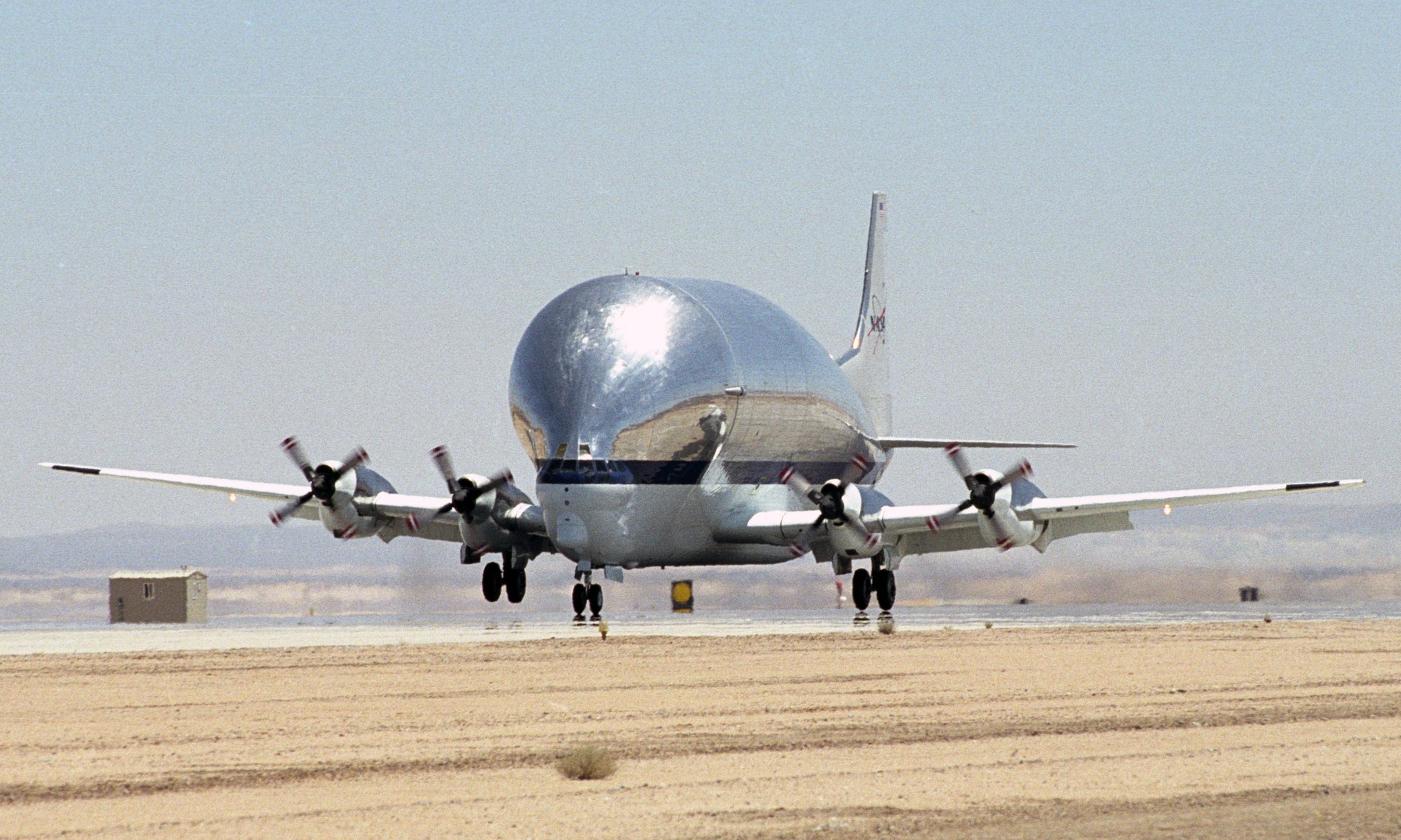 Super_Guppy_N941_NASA_landing_%28crop%29.jpg