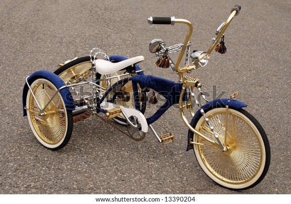 bicycle-has-three-wheels-modified-600w-13390204.jpg