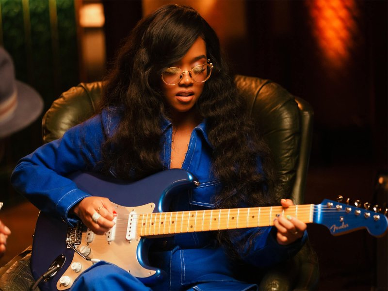 H.E.R.-strat-fender@2000x1500-800x600.jpg